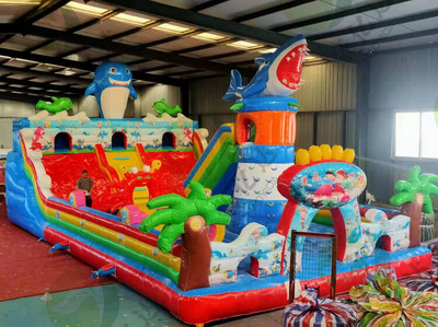 廣場(chǎng)上的歡樂(lè)城堡 兒童充氣大滑梯與蹦蹦床氣模玩具的魅力